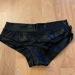 Scrunch butt short / hot pant / pole short by Cleo